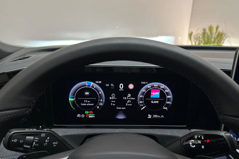 Vehicle Image 25