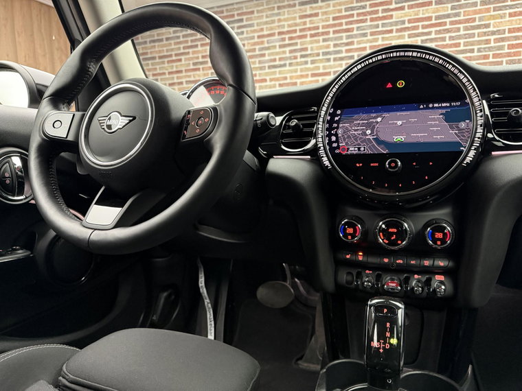 Vehicle Image 32