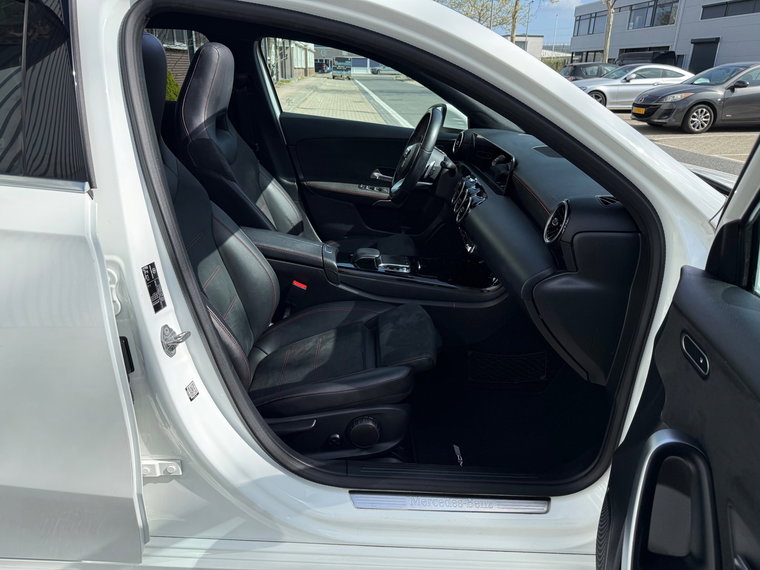 Vehicle Image 32