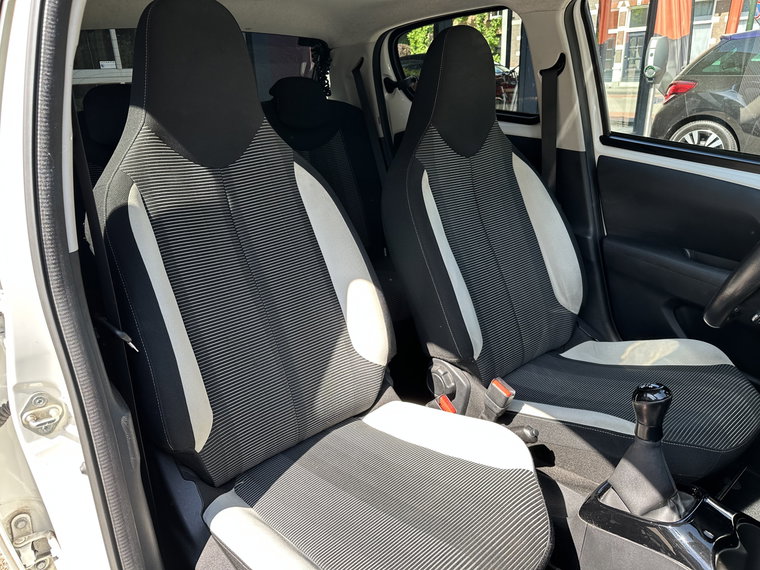 Vehicle Image 25