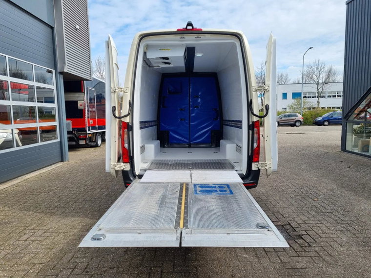 Vehicle Image 32