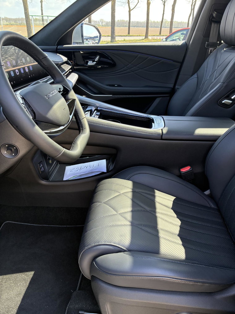 Vehicle Image 32