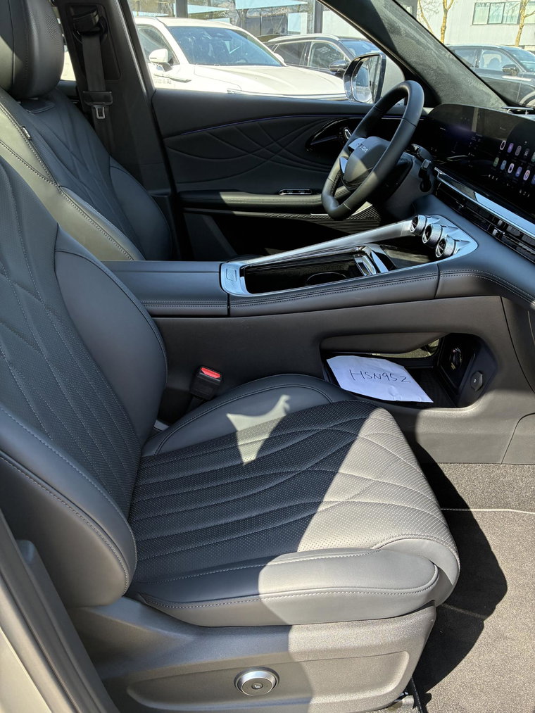 Vehicle Image 35