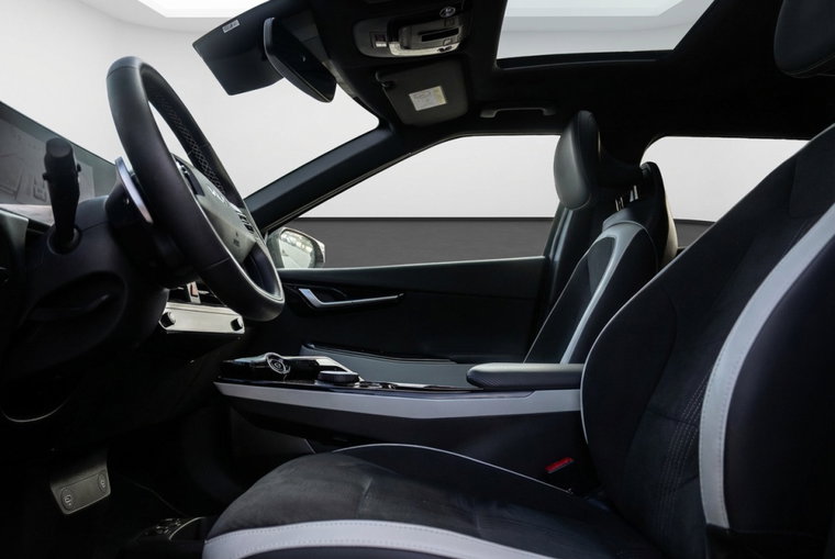 Vehicle Image 11