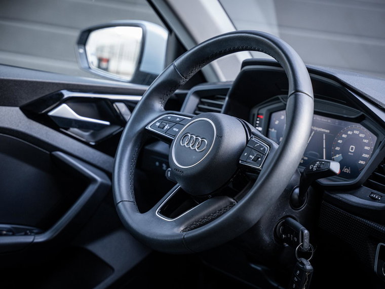 Vehicle Image 25