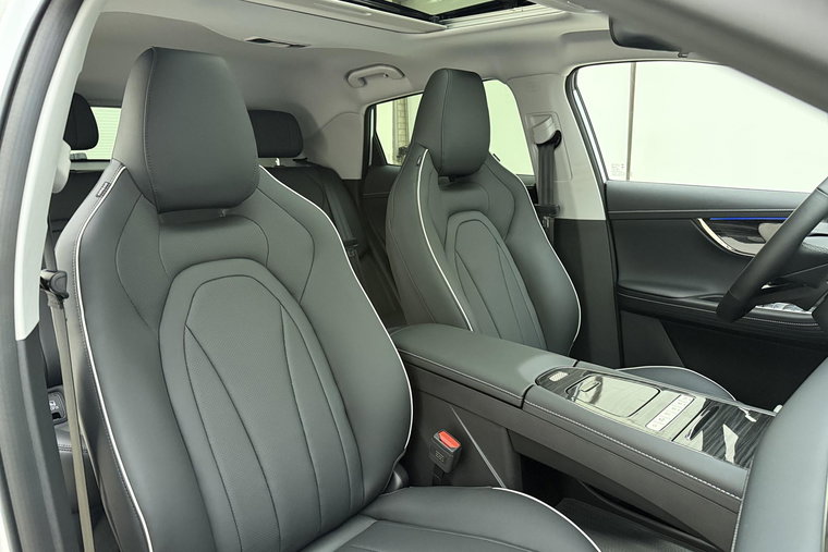 Vehicle Image 13