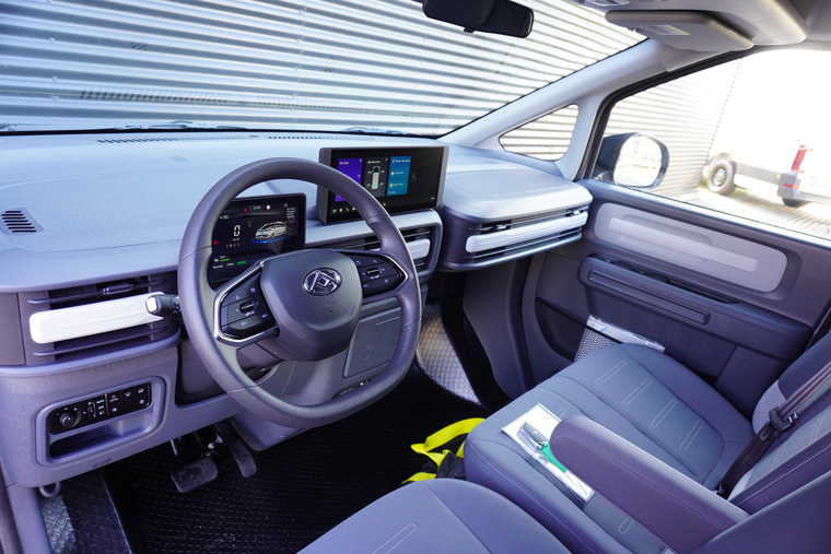 Vehicle Image 12
