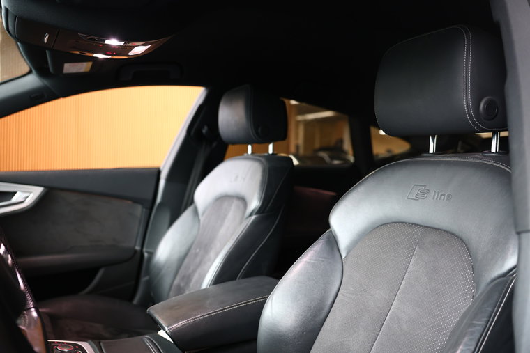 Vehicle Image 12