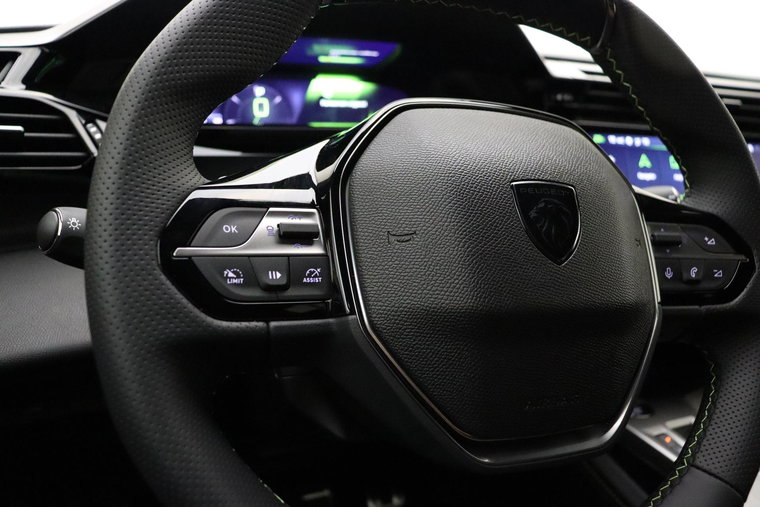 Vehicle Image 32