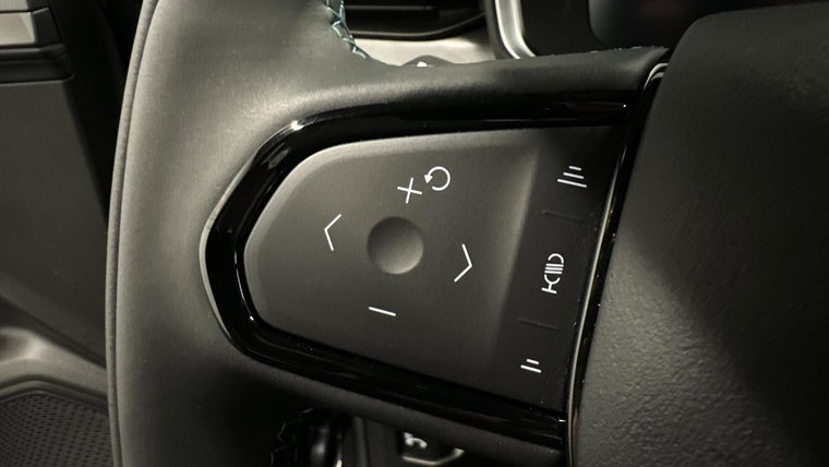 Vehicle Image 25