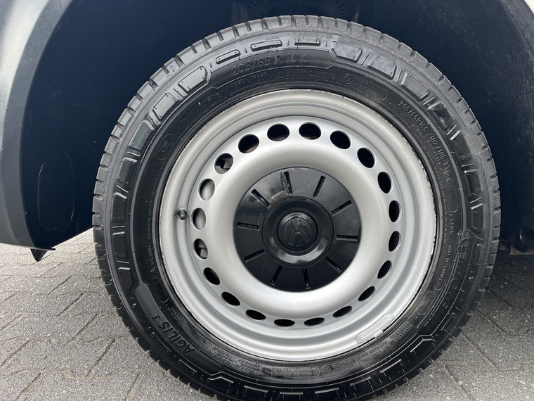 Vehicle Image 32