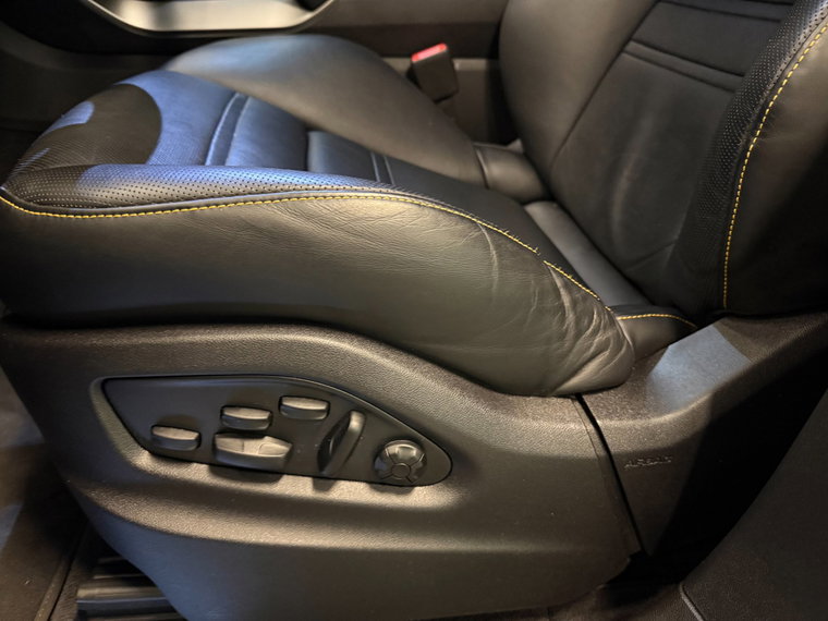 Vehicle Image 25