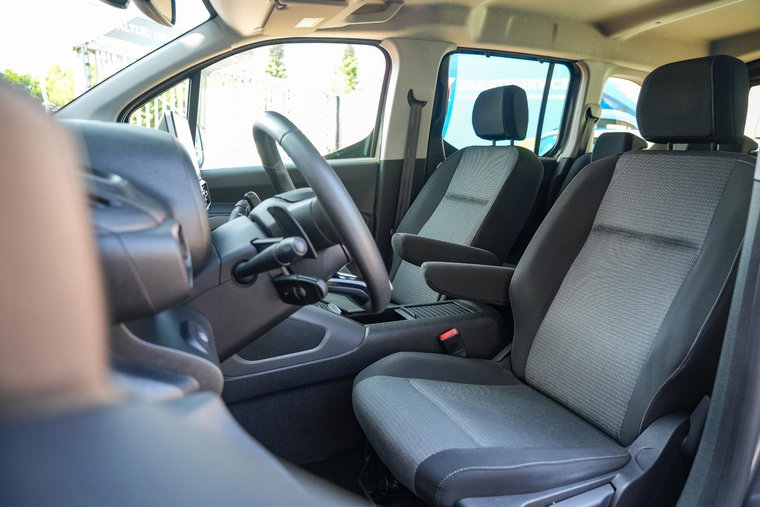 Vehicle Image 8
