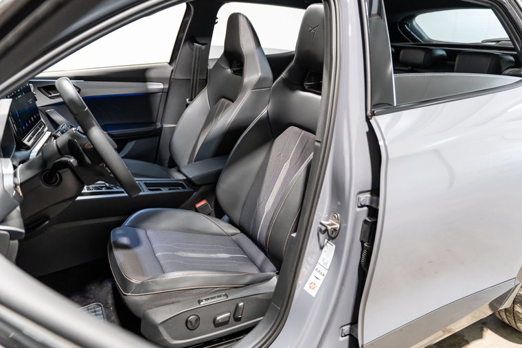 Vehicle Image 16