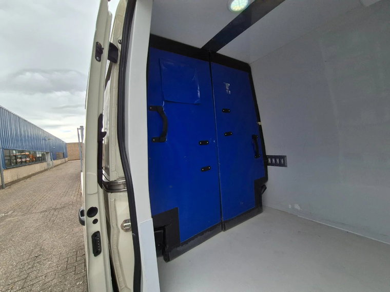 Vehicle Image 32
