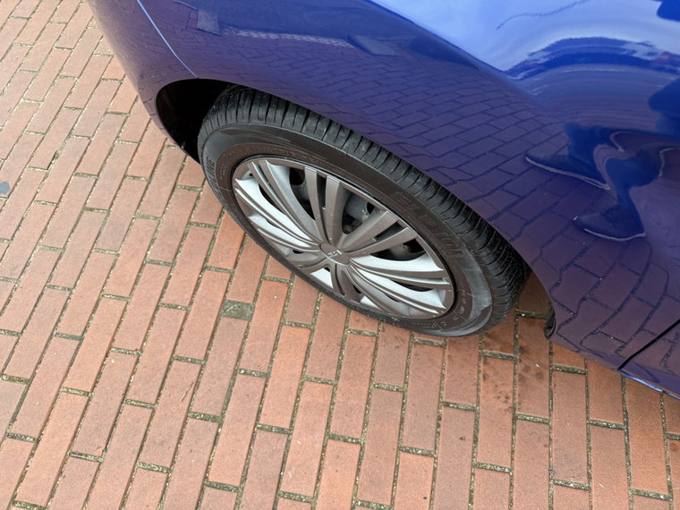 Vehicle Image 25