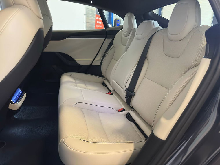 Vehicle Image 25
