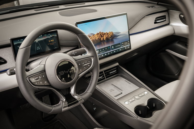 Vehicle Image 25