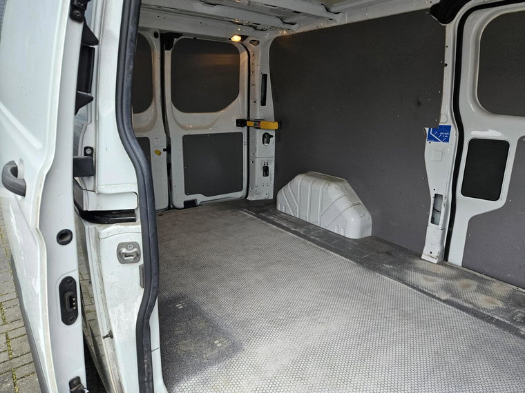Vehicle Image 32
