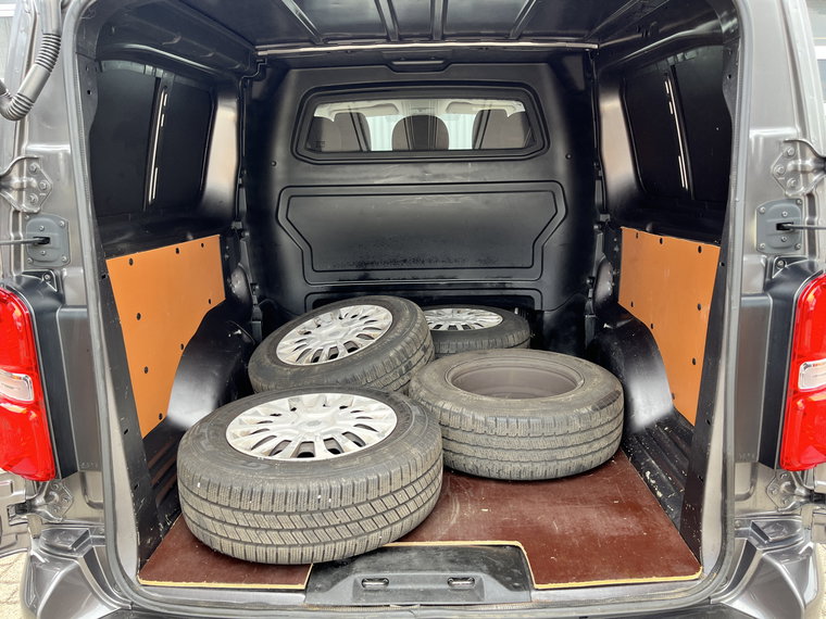Vehicle Image 25