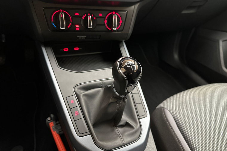 Vehicle Image 25