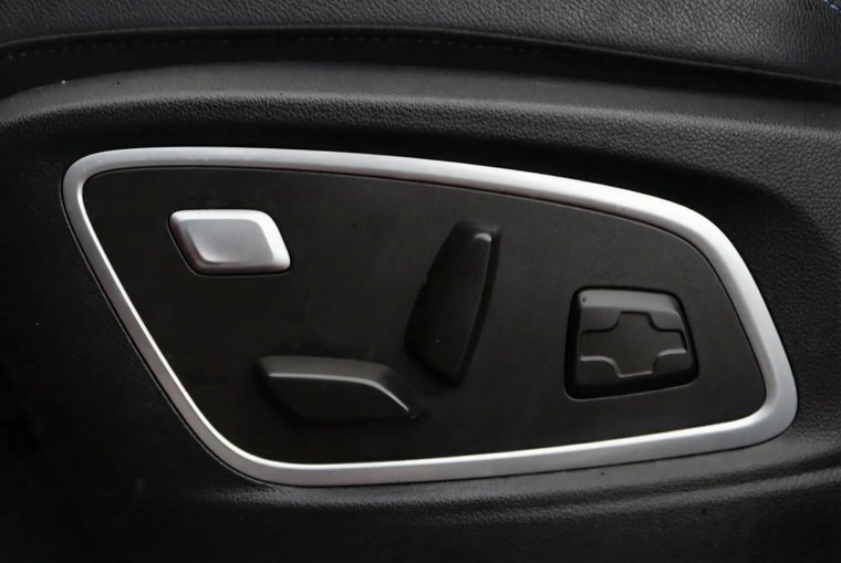 Vehicle Image 25