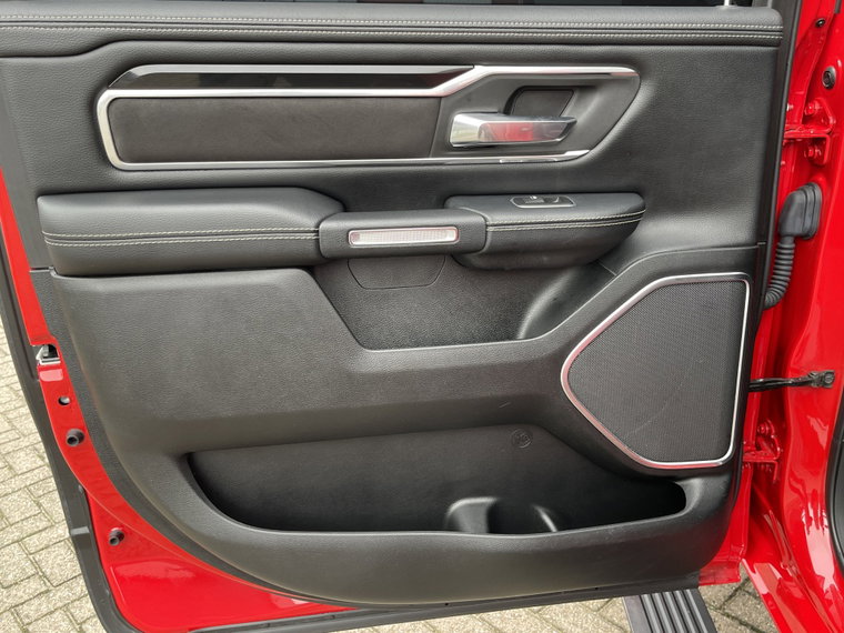 Vehicle Image 32