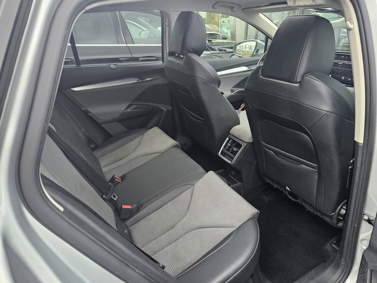 Vehicle Image 25