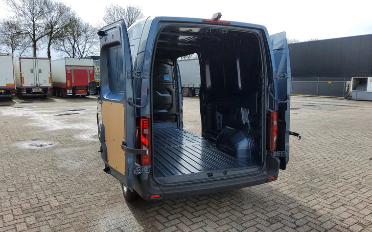Vehicle Image 8