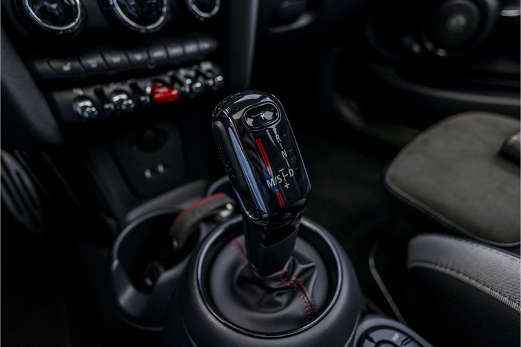 Vehicle Image 25