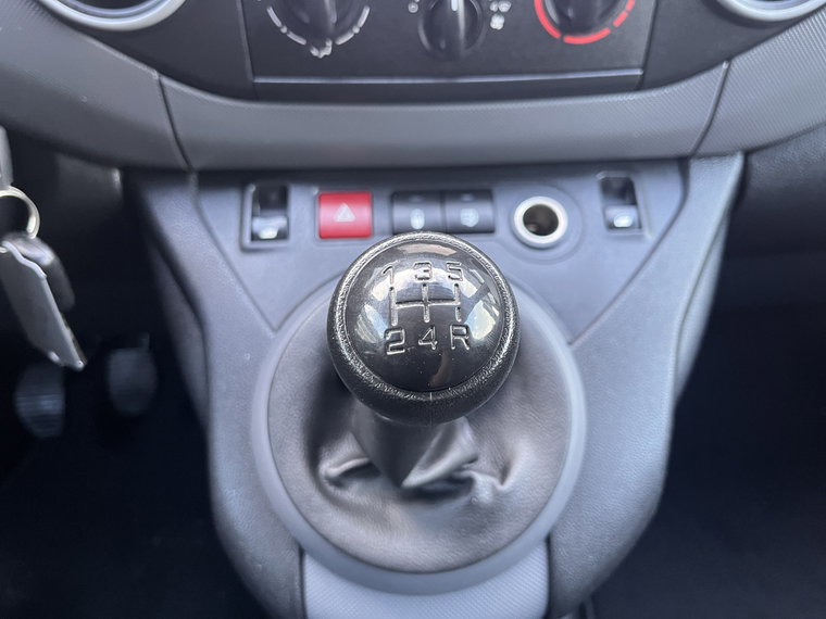 Vehicle Image 32