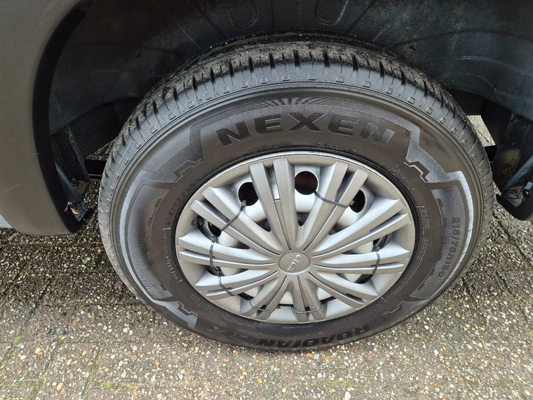 Vehicle Image 25