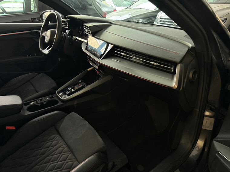 Vehicle Image 32