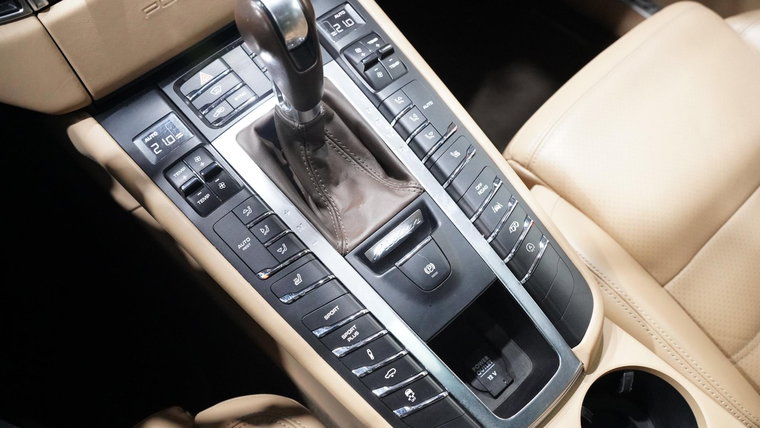 Vehicle Image 25