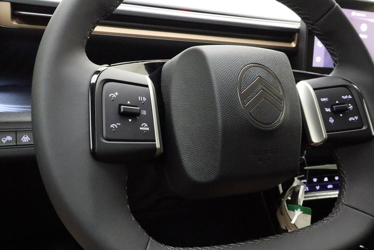Vehicle Image 25