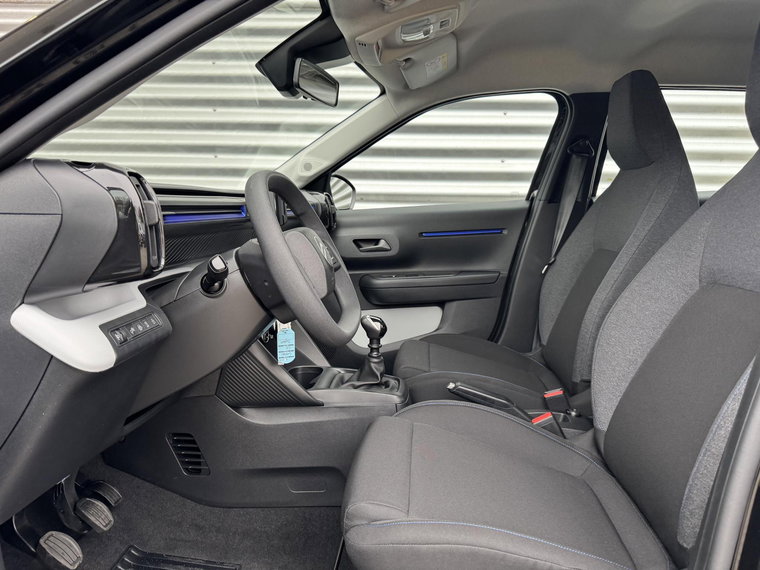 Vehicle Image 16