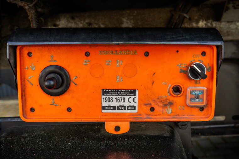Vehicle Image 25