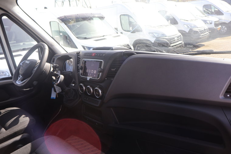 Vehicle Image 33