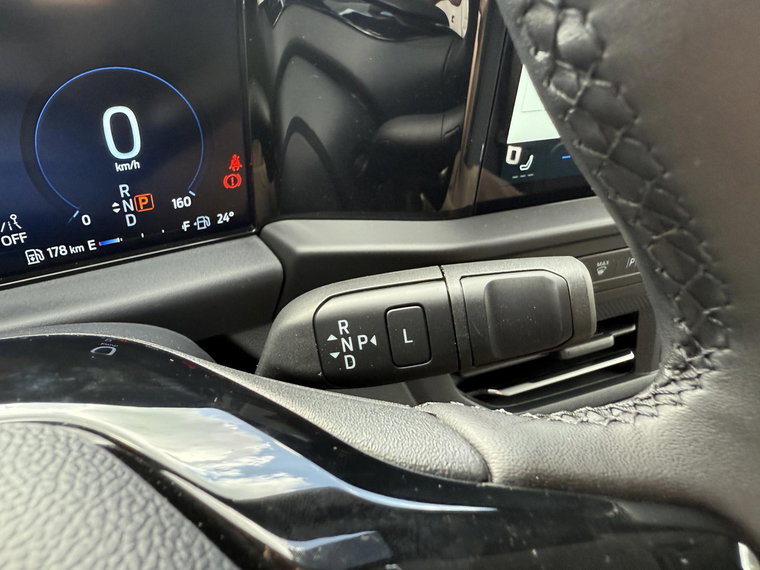 Vehicle Image 25