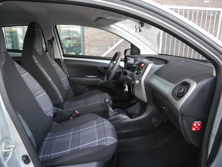 Vehicle Image 12