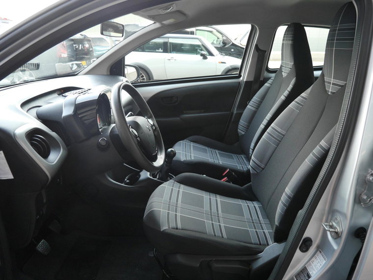 Vehicle Image 8
