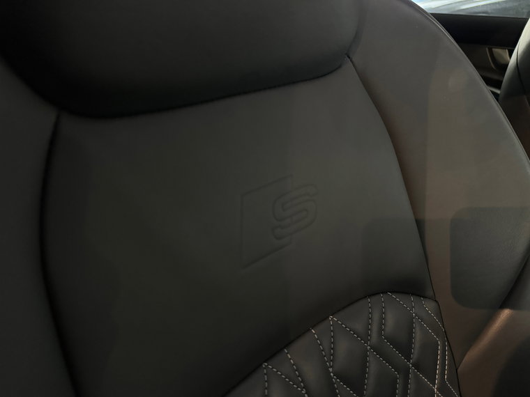 Vehicle Image 32
