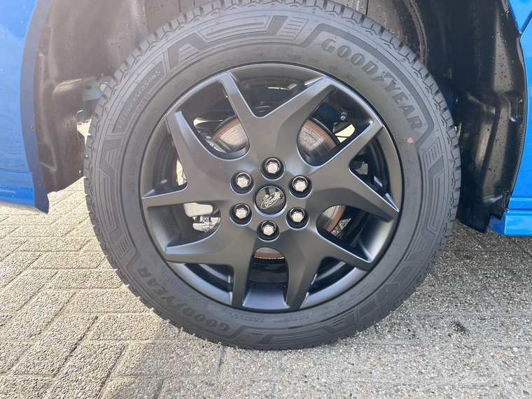 Vehicle Image 16