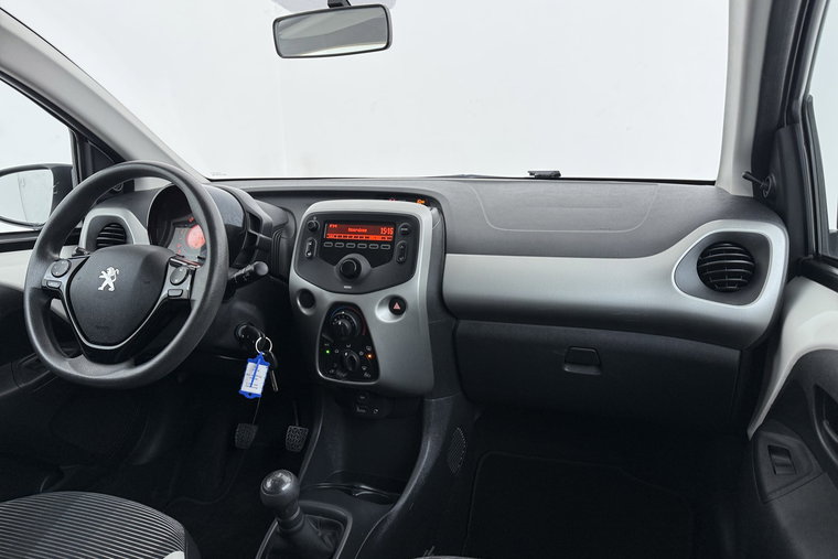 Vehicle Image 16
