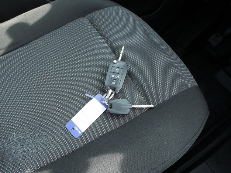 Vehicle Image 16
