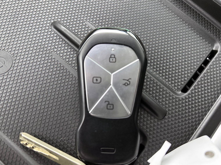 Vehicle Image 25