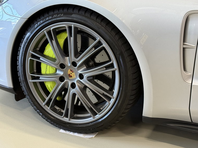 Vehicle Image 32