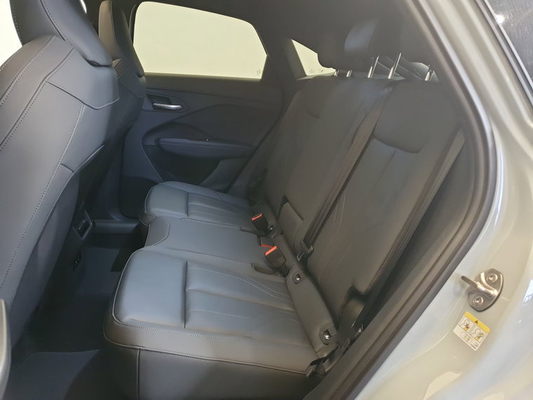 Vehicle Image 25