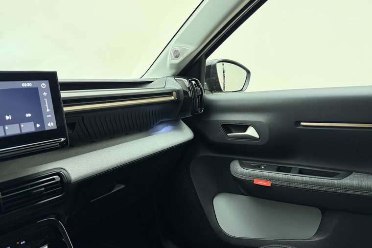 Vehicle Image 25