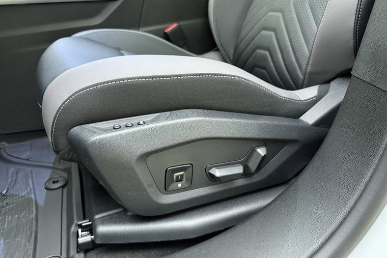Vehicle Image 23
